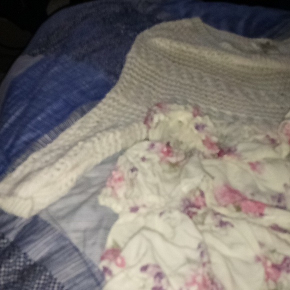 Cream colored flowery sweater by Entro - Picture 4 of 5